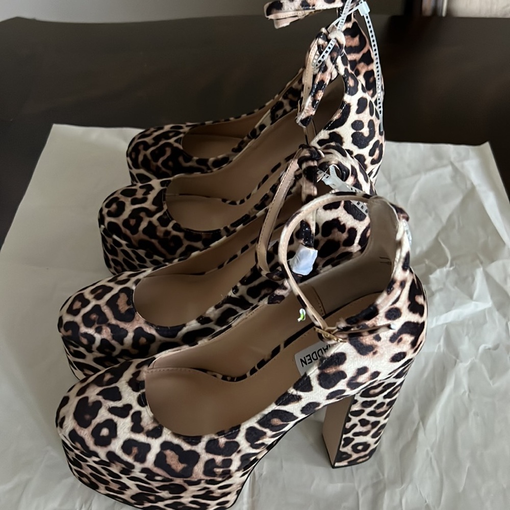 Steve Madden Skyrise Leopard Velvet Platform Pumps. - Picture 8 of 13